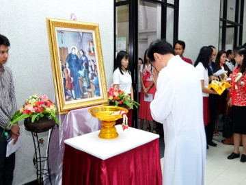 The-65th-Anniversary-of-St-Louis-Marie-2012-07.jpg